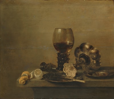 棕色木桌上的黄铜和银色奖杯